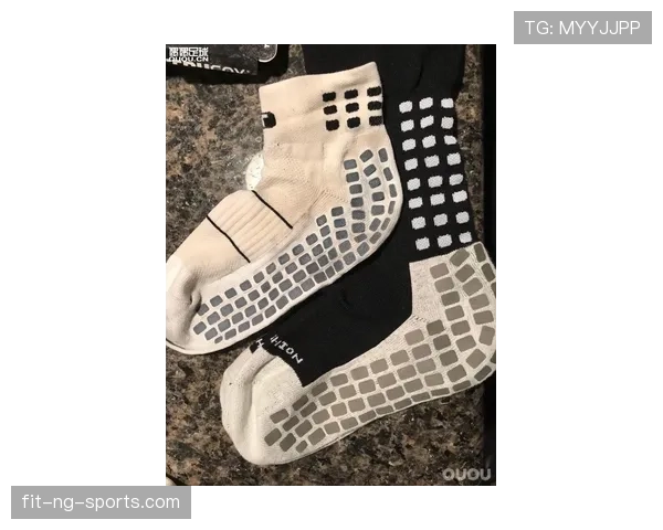 护腿板必须完全覆盖小腿且被球袜包裹，这是足球规则中的强制安全要求